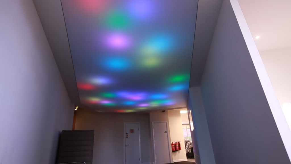 Натяжной потолок с подсветкой в зал Apply, 0116 цветные