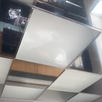 Комбинированный подвесной потолок из зеркала и матового стекла на кухне