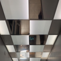 Зеркальный подвесной потолок в коридоре