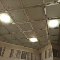Подвесной зеркальный потолок с фацетом и точечными светильниками