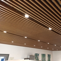 Кубообразный реечный потолок с накладными светодиодными светильниками