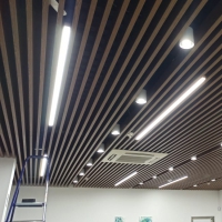 Кубообразный реечный потолок черного цвета с встраиваемыми линейными LED светильниками из профиля