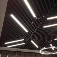 Кубообразный реечный потолок с профильными светильниками
