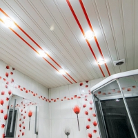 Реечный подвесной потолок в ванной комнате