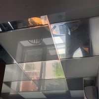 Зеркальный подвесной потолок на кухне