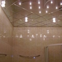 Зеркальный потолок в ванной №9