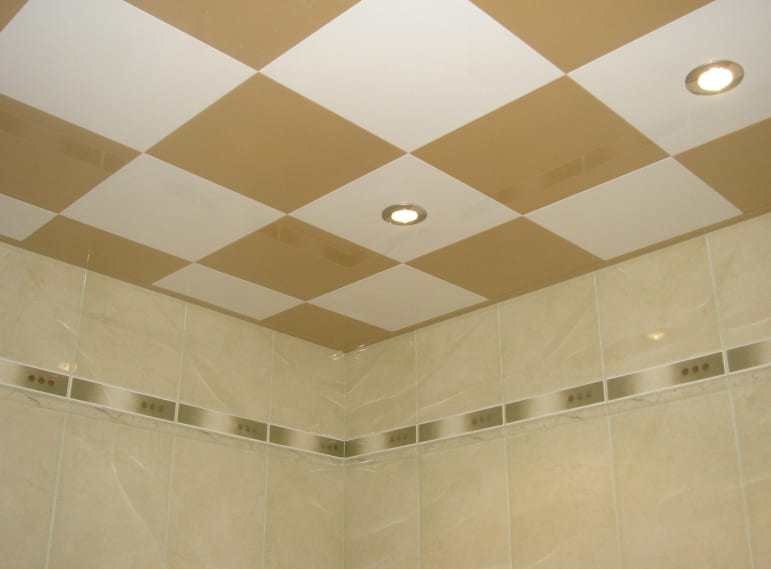 Кассетный потолок закрытой подвесной системы в ванной комнате