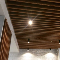 Кубообразный реечный потолок комбинированный с накладными светильниками
