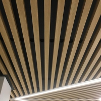 Кубообразный реечный потолок в гостинице