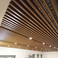 Кубообразный реечный потолок с накладными светодиодными светильниками