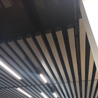 Кубообразный реечный потолок с линейными LED светильниками из профиля