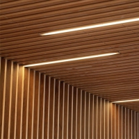 Кубообразный реечный потолок с линейными светильниками